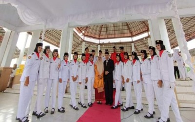 PASKIB dan Marching Band SMA Negeri 11 Pekanbaru Menjadi Petugas Upacara HUT RI Ke-78 di Paruga Na'e Sila