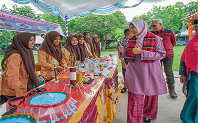 Wakil Gubernur Daerah Khusus Ibukota Jakarta Tinjau Stand Pangan Siswa SMA Negeri 11 Pekanbaru